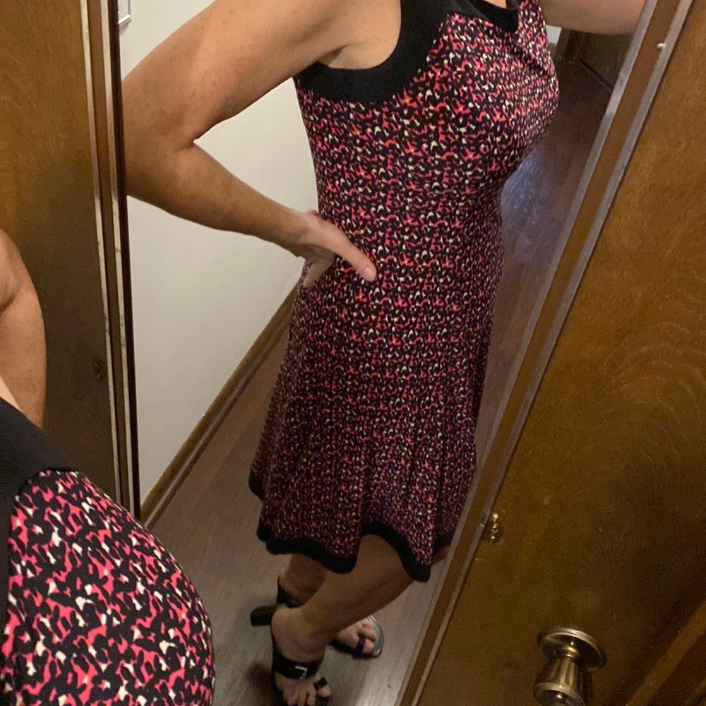 Fun and flowy CHAPS sleeveless dress. Size US medium (M). Cute and comfy! - Picture 2 of 7